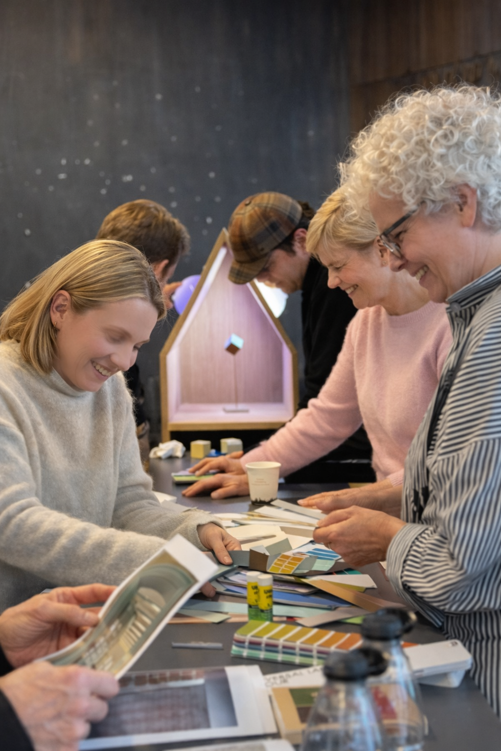 Workshopdeltagere arbejder med farver ved bord